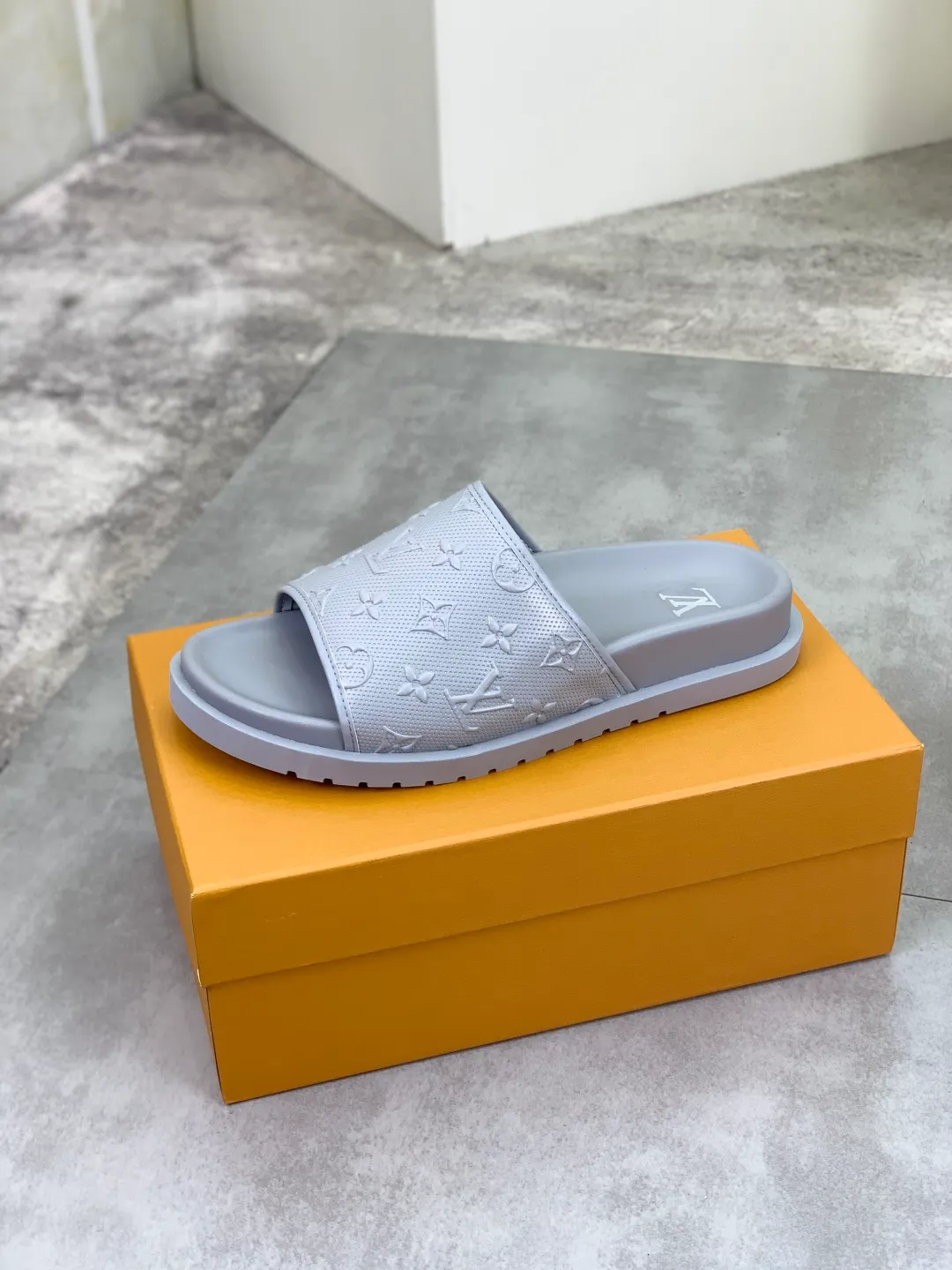 Men's shoes 💰P300💰【New style】🆘 Original quality 【LOUIS VUITTON】The popular Louis Vuitton LV men's slippers on the official website are on sale simultaneously! Original fabric imported from Italy, original factory special supply, code number: 38-44 (45 customized), many colors available
